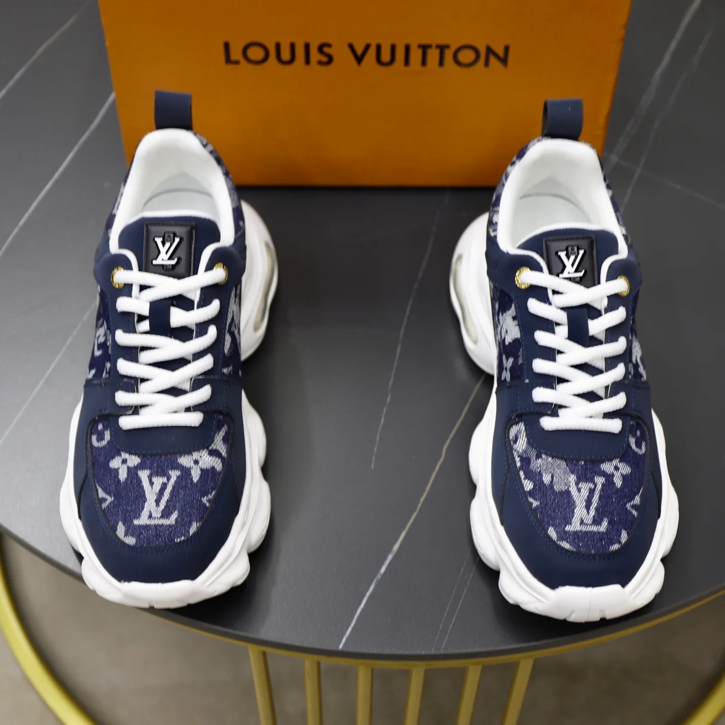 Ex-factory price: 462💰🙅‍♂️🙅‍♂️🙅‍♂️ Brand: Louis Vuitton Standard code: 38-44 (45 customized) Grade: Same as the official website Material: Original cowhide splicing fabric Comfortable and breathable lining Lightweight, soft and wear-resistant outsole Style category: Men's fashionable casual shoes Running sneakers Distinguished luxury brand elements Top luxury Color: actual picture color